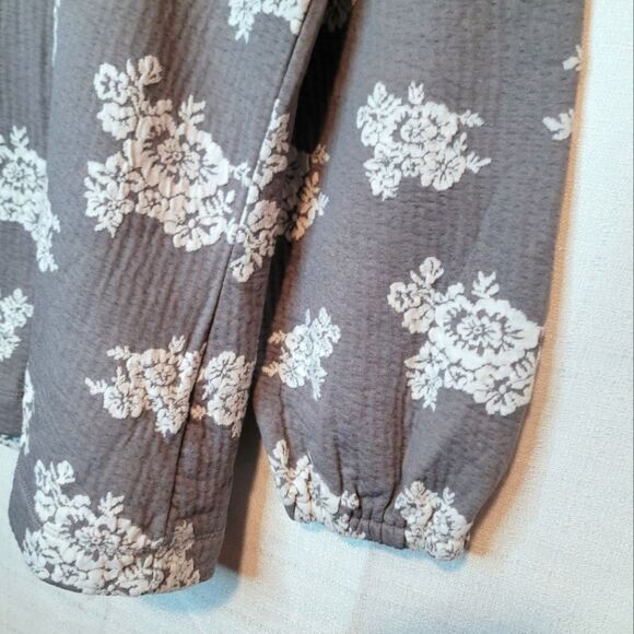 Rose + Olive Gray Floral 3/4 Sleeve Textured Top Size Small - Picture 2 of 10